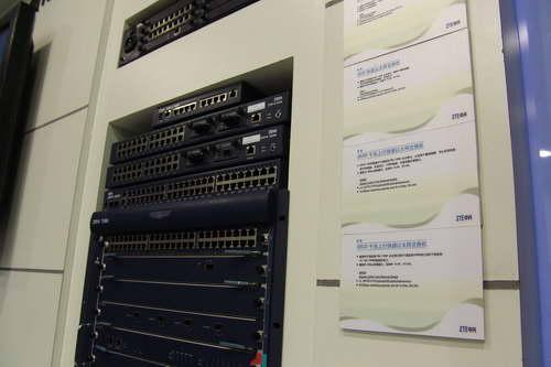 4號館(guan)中興展臺(tai)產品(pin)秀 2005年中國(guo)國(guo)際(ji)通(tong)信(xin)設備(bei)技術(shu)展中的(de)科技浪(lang)潮